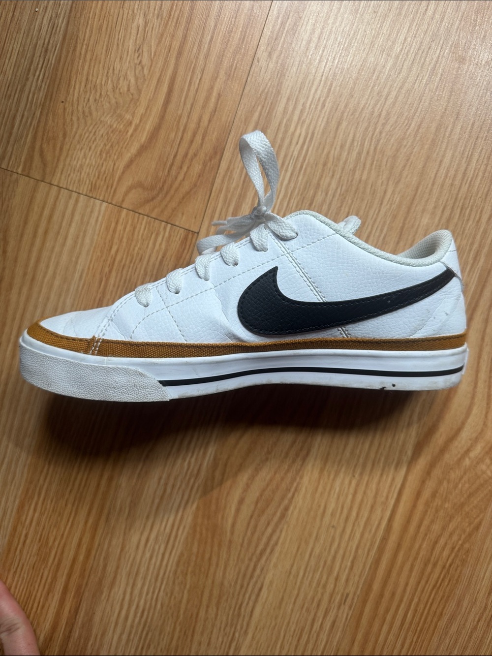 Nike Women’s Lowtop White Sneaker Black Swoosh and Brown Trim 8.5 Right Only